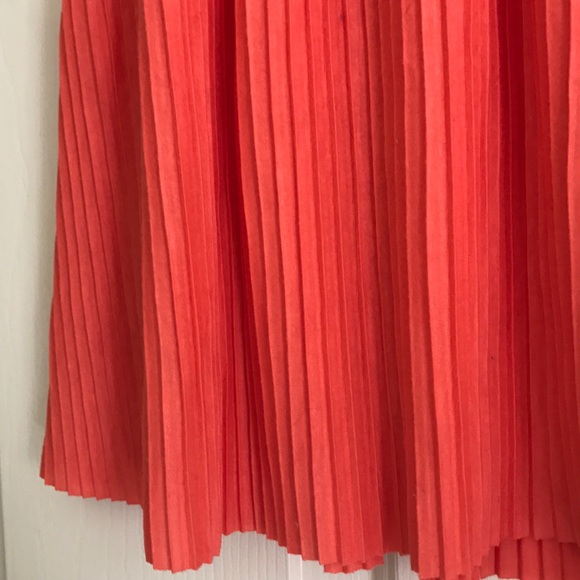 CORAL PLEATED MINI SKIRT - Picture 2 of 5